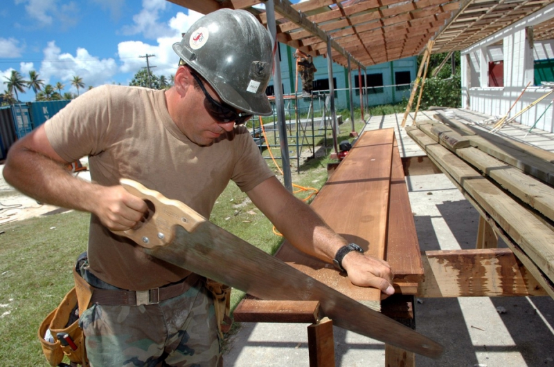 ebeniste-CHATEAUVIEUX-min_worker_construction_building_carpenter_male_job_build_helmet-893290